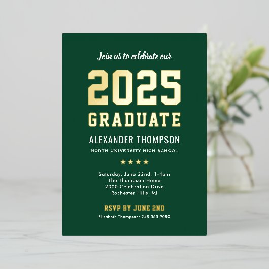 2025 Afstuderen Modern Green Gold Graduation Party Folie Uitnodiging (Staand Voorkant)