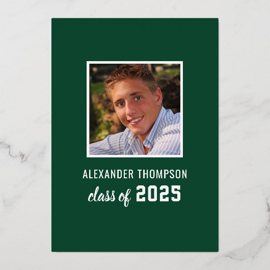 2025 Afstuderen Modern Green Gold Graduation Party Folie Uitnodiging (Achterkant)