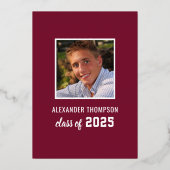 2025 Afstuderen Modern Red Gold Graduation Party Folie Uitnodiging (Achterkant)