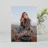 2025 Afstuderen Party Script Afstudeerder Roos Gol Folie Uitnodiging (Staand Voorkant)