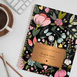 2025 Chic floral roze zwart goud bedrijf Planner<br><div class="desc">Glam girly chic professionele organisator van bedrijfsactiviteiten met een wildpalmadingspatroon van de kathodepastel en een gouden metalen rechthoekig koperlabel boven een roodzwarte achtergrond.              Personaliseer het met uw details!                  Perfect voor een huisinterieurontwerper,  bloemist,  landscaper,  schoonheidssalon manager of eigenaar,  haar stylist,  make-up kunstenaar,  mode stylist,  decorator,  ontwerper of architect.</div>