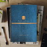 2025 Classy elegant blauw leer goud monogrammed Planner<br><div class="desc">Luxe exclusieve uitziende kantoor of persoonlijke monogram planner met een faux koperen metallic gouden glittervierkant met uw monogram naam initialen en een sprankelende streep over een stijlvolle blauwe faux lederen achtergrond. Geschikt voor kleine bedrijven, zakelijke of onafhankelijke zakelijke professionals, personal branding of stylisten specialisten, make-up kunstenaars of schoonheidssalons, boetiek of...</div>