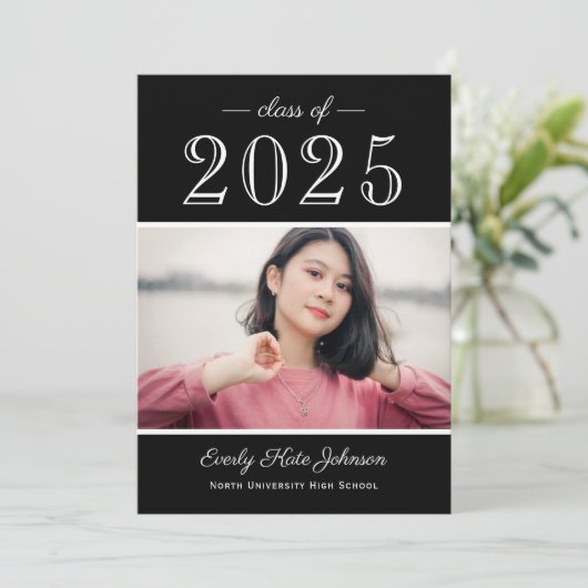 2025 Elegant Zwart Wit Foto Afstudeerfeest Kaart (Staand voorkant)