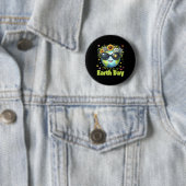 2025: Funny Earth Day – Red de planeet Schattigee  Ronde Button 5,7 Cm (In situ)
