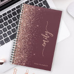 2025 Gepersonaliseerde Bourgogne Roos Gouden Glitt Planner<br><div class="desc">Personaliseer dit stijlvolle, moderne ontwerp met jouw naam in een verticaal rozen roze handschrift op een bordeauxrode achtergrond met een rozen gouden faux glitter-rand. Voeg het jaar toe in sans serif lettertype. (Om de streepjes aan het begin en het einde van de naam te houden, vervangt u alleen de letters...</div>