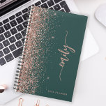 2025 Gepersonaliseerde Emerald Green Roos Gold Gli Planner<br><div class="desc">Personaliseer dit stijlvolle design met jouw naam in een verticaal rozen roze handschrift op een smaragdgroene achtergrond met een rozen gouden faux glitter rand. Voeg het jaar toe in sans serif lettertype. (Om de streepjes aan het begin en het einde van de naam te houden, vervangt u alleen de letters...</div>