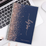 2025 gepersonaliseerde Navy Blue Roos Gold Glitter Planner<br><div class="desc">Geef dit elegante moderne ontwerp een persoonlijk tintje met jouw naam in een verticaal roos roze handschrift op een blauw marineschakel met een gouden faux glitter rand van het roos. Voeg het jaar in sans serif doopvont toe. (Om de swashes aan het begin en het eind van de naam te...</div>
