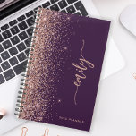 2025 Gepersonaliseerde Paarse Roos Gouden Glitter Planner<br><div class="desc">Personaliseer dit stijlvolle, moderne ontwerp met jouw naam in een verticaal rozen roze handschrift op een paarse achtergrond met een rozen gouden faux glitter-rand. Voeg het jaar toe in sans serif lettertype. (Om de streepjes aan het begin en het einde van de naam te houden, vervangt u alleen de letters...</div>
