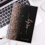 2025 Gepersonaliseerde Zwart Roos Gouden Glitter Planner<br><div class="desc">Geef dit elegante moderne ontwerp een persoonlijk tintje met jouw naam in een verticaal roos roze handschrift op een zwarte achtergrond die met een gouden faux glitter grens van het roos is bijgesneden. Voeg het jaar in sans serif doopvont toe. (Om de swashes aan het begin en het eind van...</div>