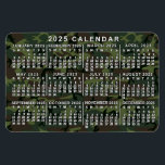 2025 Jaar Maandelijkse Kalender Camouflage Camo Gr Magneet<br><div class="desc">Deze 2025 jaarkalender flexmagneet shows de dagen van de week voor elke maand in het wit. Achter de cijfers heeft het ontwerp een camouflagepatroon in tinten groen en bruin. Dit is een eenvoudige jaarkalender om u te helpen het nieuwe jaar te veroveren. Weet altijd welke datum het is en controleer...</div>