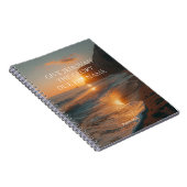 2025 JW Jaar Tekst Psalm 96:8 zee met zonsondergan Notitieboek (Rechterzijde)