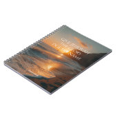 2025 JW Jaar Tekst Psalm 96:8 zee met zonsondergan Notitieboek (Linkerzijde)