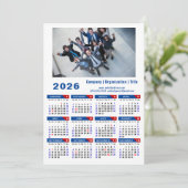 2025 Kalender Business Logo Minimalist Blauw Rood Feestdagenkaart (Staand voorkant)