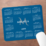 2025 Kalender Chic Monogram Naam op Blauw Muismat<br><div class="desc">Chique 2025 kalender muismat beschikt over een elegante aangepaste naam en monogram boven het jaar in het midden,  omringd door een witte kalender op een blauwe achtergrond. Voeg jouw naam en initiaal toe in de zijbalk. Maakt een geweldig cadeau! Copyright ©Claire E. Skinner. Alle rechten voorbehouden.</div>
