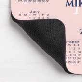 2025 Kalender Chic Monogram Naam op Koraal Roze Muismat (Hoek)