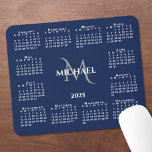 2025 Kalender Chic Monogram Naam op Navy Blue Muismat<br><div class="desc">Chique 2025 kalender muismat beschikt over een elegante aangepaste naam en monogram boven het jaar in het midden,  omringd door een witte kalender op een marineblauwe achtergrond. Voeg jouw naam en initiaal toe in de zijbalk. Maakt een geweldig cadeau! Copyright ©Claire E. Skinner. Alle rechten voorbehouden.</div>