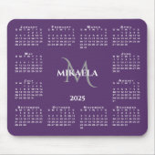 2025 Kalender Chic Monogram Naam op Paarse Muismat (Voorkant)