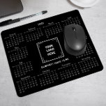 2025 KALENDER CORPORATE BUSINESS LOGO ZWART MUISMAT<br><div class="desc">Ontwerp uw eigen aangepaste 2025 kalender muismat met uw bedrijf logo. Het is een perfecte promotionele weggeefactie of bedrijfscadeau voor klanten, leveranciers, werknemers en andere gewaardeerde personen. De kalender wordt elegant weergegeven met een geavanceerd serif-lettertype, wat zorgt voor duidelijkheid en professionaliteit, terwijl de lay-out alle 12 maanden in één oogopslag...</div>