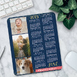 2025 Kalender Marine Koraal Goud Familie Fotocolla Muismat<br><div class="desc">Vier 2025 met deze preppy fotocollage kalender. Met gemakkelijk te lezen datums in vet wit, deze prachtig eenvoudige kalender heeft de woorden "2025" en "LOVE" in faux gold glitter met een heldere koraalroze balk langs de onderkant voor uw persoonlijke familienaam of andere tekst. De achtergrond is blauw. Verticaal langs de...</div>