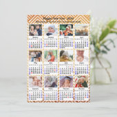 2025 Kalender Modern Goud 12 Familie Fotocollage Feestdagenkaart (Staand voorkant)