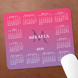 2025 Kalender Monogram Naam Roze Paarse Gradiënt Muismat<br><div class="desc">Chique 2025 kalender muismat beschikt over een elegante aangepaste naam en monogram boven het jaar in het midden,  omringd door een witte kalender op een donkerroze tot licht paarse verloop. Voeg jouw naam en initiaal toe in de zijbalk. Maakt een geweldig cadeau! Copyright ©Claire E. Skinner. Alle rechten voorbehouden.</div>
