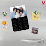 2025 Klassieke zwart-wit fotokalender Magneet<br><div class="desc">2025 familienaam en fotomagnetische kalender met uw persoonlijke foto en naam. 🌟Alleen ontworpen voor 2025, en perfect voor kleine cadeautjes, kousenvullers of in plaats van vakantiecaarten! Deze versie is zwart-wit, maar de kleur is aanpasbaar. Neem contact met ons op via cedarandstring@gmail.com als u hulp nodig heeft bij het ontwerp of...</div>