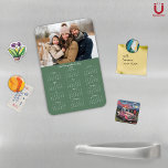 2025 Minimalistische Sage Green Familie Fotokalend Magneet<br><div class="desc">2025 familienaam en fotomagnetische kalender met uw persoonlijke foto en naam. 🌟Alleen ontworpen voor 2025, en perfect voor kleine cadeautjes, kousenvullers of in plaats van vakantiecaarten! Deze versie is Sage Green, maar de kleur is aanpasbaar. Neem contact met ons op via cedarandstring@gmail.com als u hulp nodig heeft bij het ontwerp...</div>