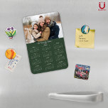 2025 Modern Forest Green Family Fotokalender Magneet<br><div class="desc">2025 familienaam en fotomagnetische kalender met uw persoonlijke foto en naam. 🌟Alleen ontworpen voor 2025, en perfect voor kleine cadeautjes, kousenvullers of in plaats van vakantiecaarten! Deze versie is Forest Green, maar de kleur is aanpasbaar. Neem contact met ons op via cedarandstring@gmail.com als u hulp nodig heeft bij het ontwerp...</div>