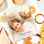 2025 Moderne aangepaste foto Creëer uw eigen famil Planner<br><div class="desc">2025 Moderne aangepaste foto Creëer uw eigen gezinsplanner. Elegante typografie met uniek fotoontwerp. Voeg je eigen familiefoto's toe aan creëer als een unieke gezinsplanner.</div>