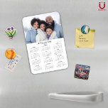 2025 Moderne gepersonaliseerde fotokalender Magneet<br><div class="desc">2025  familienaam en fotomagnetische kalender met uw persoonlijke foto en naam. 🌟Alleen ontworpen voor 2025,  en perfect voor kleine cadeautjes,  kousenvullers of in plaats van vakantiecaarten! Neem contact met ons op via cedarandstring@gmail.com als u hulp nodig heeft bij het ontwerp of bijpassende producten.</div>