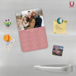 2025 Moderne Roos Goud Roze Fotokalender Magneet<br><div class="desc">2025 familienaam en fotomagnetische kalender met uw persoonlijke foto en naam. 🌟Alleen ontworpen voor 2025, en perfect voor kleine cadeautjes, kousenvullers of in plaats van vakantiecaarten! Deze versie is Roos Gold Pink, maar de kleur is verstelbaar. Neem contact met ons op via cedarandstring@gmail.com als u hulp nodig heeft bij het...</div>