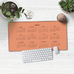 2025 Moderne Terracotta Roest Sinaasappels Kalende Bureaumat<br><div class="desc">🌟Dit is voor 2025🌟 2025 Modern Terracotta Rust Sinaasappel Kalender Desk Mat Muismat. Deze versie is in chique aards sinaasappel,  maar de kleuren kunnen gemakkelijk worden aangepast! Neem contact met ons op via cedarandstring@gmail.com als u hulp nodig heeft bij het ontwerp of bijpassende producten.</div>