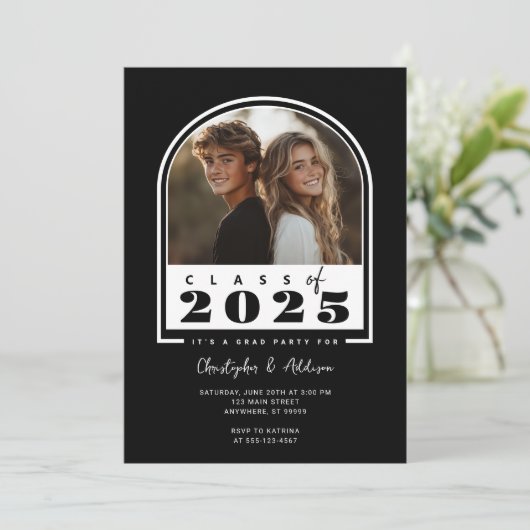2025 Moderne Zwarte Dubbele Afstuderen Uitnodiging (Staand voorkant)