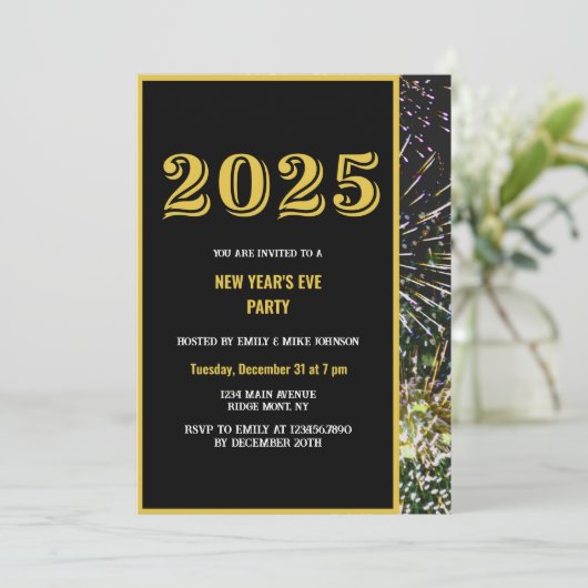 2025 Nieuwjaarsviering Gold Fireworks Invitation Kaart (Staand voorkant)
