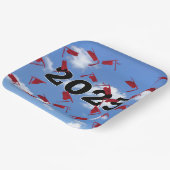 2025 Red Graduation Caps in de lucht Papieren Bordje (Gebogen)