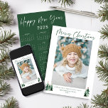 2025 Schattigee minimalistische kerstfotokalender Feestdagenkaart<br><div class="desc">🌟Dit is voor 2025🌟 Schattigee, moderne en toch rustieke kerstkaarten met schattige kleine wouden van rustieke kerstbomen en vrolijk kerstfeest in de moderne typografie op een zacht, modern pastelkleurenpalet van bos en saliegroen. We hebben een kalender voor 2025 op de achterkant gezet voor een kaart die het hele jaar meegaat!...</div>