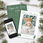 2025 Schattigee Minimalistische Sage Kerstfotokale Feestdagenkaart<br><div class="desc">🌟Dit is voor 2025🌟 Schattigee, moderne en toch rustieke kerstkaarten met schattige kleine wouden van rustieke kerstbomen en vrolijk kerstfeest in de moderne typografie op een zacht, modern pastelkleurenpalet van bos en saliegroen. We hebben een kalender voor 2025 op de achterkant gezet voor een kaart die het hele jaar meegaat!...</div>