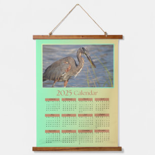 2025 Tapestry Calendar, een reiger die zich voedt  Hangend Wandkleed