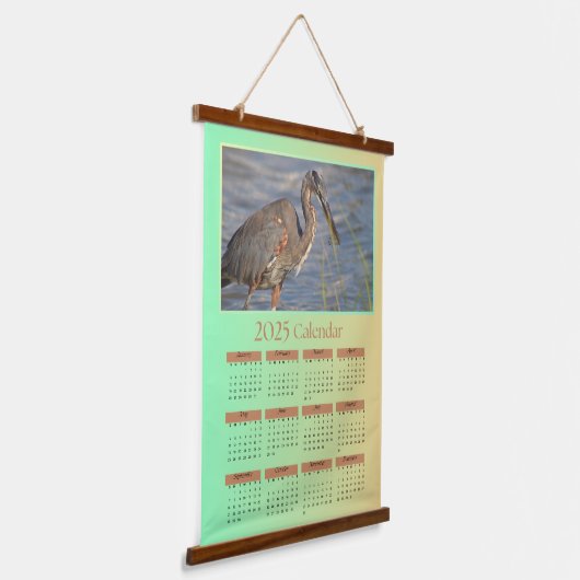 2025 Tapestry Calendar, een reiger die zich voedt Hangend Wandkleed (Gebogen)