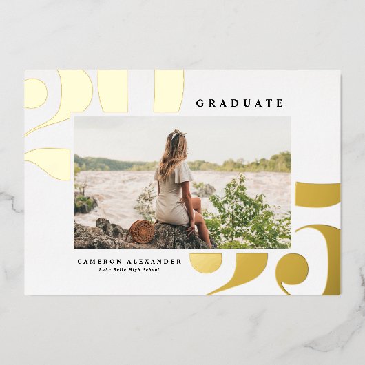 2025 Vetgedrukte typografie Foto Afstuderen Gold Folie Uitnodiging (Voorkant)