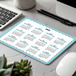 2025 Voljaar Jaarkalender Wavy lichtblauw Muismat<br><div class="desc">Lichtblauw, zwart en wit - een minimale, eenvoudige 12-maanden 2025 Kalender Mousepad met een schone witte achtergrond, een stijlvolle smaragdgroene golvende rand en strakke zwarte accenten. Dit ontwerp biedt een moderne look die perfect is voor uw kantoor, een doordacht maar eenvoudig cadeau voor een collega of een functionele toevoeging aan...</div>