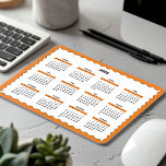 2025 Voljaar jaarkalender Wavy Sinaasappel Muismat<br><div class="desc">Sinaasappel, zwart en wit - een minimale, eenvoudige 12-maanden 2025 Calendar Mousepad met een strakke witte achtergrond, een stijlvolle Oranje golvende rand en strakke zwarte accenten. Dit ontwerp biedt een moderne look die perfect is voor uw kantoor, een doordacht maar eenvoudig cadeau voor een collega of een functionele toevoeging aan...</div>