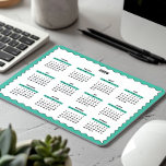 2025 Volledige jaarkalender Wavy Emerald Green Muismat<br><div class="desc">Paarse, zwarte en witte — een minimale, eenvoudige 12-maanden Kalender Mousepad van 2025 met een strakke witte achtergrond, een stijlvolle smaragdgroene golvende rand en strakke zwarte accenten. Dit ontwerp biedt een moderne look die perfect is voor uw kantoor, een doordacht maar eenvoudig cadeau voor een collega of een functionele toevoeging...</div>