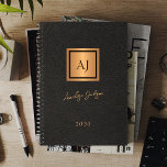 2025 Zwart goud monogrammed scriptnaam elegant Planner<br><div class="desc">Luxe,  exclusieve tekennaam en dubbelmonogram kantoor of persoonlijk notitieboek met een faux koper metallic goudzand op een stijlvolle zwarte achtergrond.            Geschikt voor kleine onderneming,  collectieve of onafhankelijke bedrijfsberoeps,  studenten,  het persoonlijke brandmerken of stylist specialisten,  make-upkunstenaars of schoonheidssalons,  en boutique of opslagmanagers.</div>