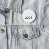 2026 2027 2028 name title here year bold letter ronde button 5,7 cm (In situ)