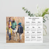 2026 Aangepaste Fotofamilie Naam 12 Maand Kalender Feestdagenkaart (Staand voorkant)