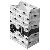 2026 Congrats Grad Word Cloud with Bow Medium Cadeauzakje (Voorkant Gekanteld)