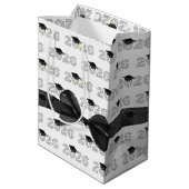 2026 Congrats Grad Word Cloud with Bow Medium Cadeauzakje (Achterkant Gekanteld)