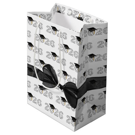 2026 Congrats Grad Word Cloud with Bow Medium Cadeauzakje (Achterkant Gekanteld)