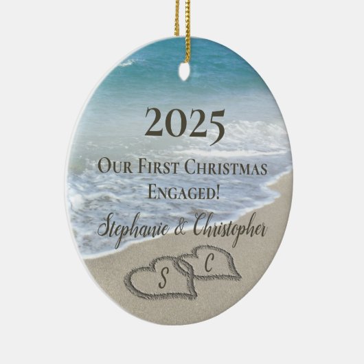 2026 Eerste kerst geëngageerd strand hartelijk ini Keramisch Ornament (Rechts)